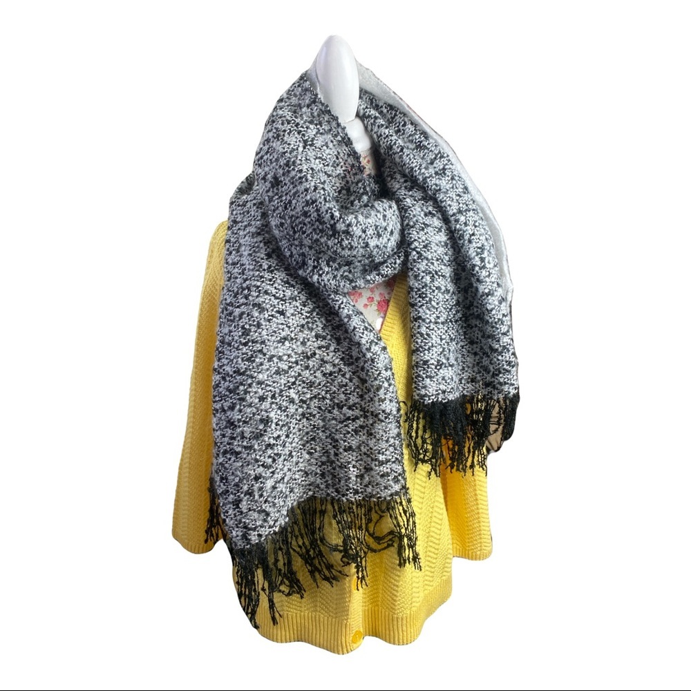 NWT Nordstrom Gray and Black Scarf  [266]